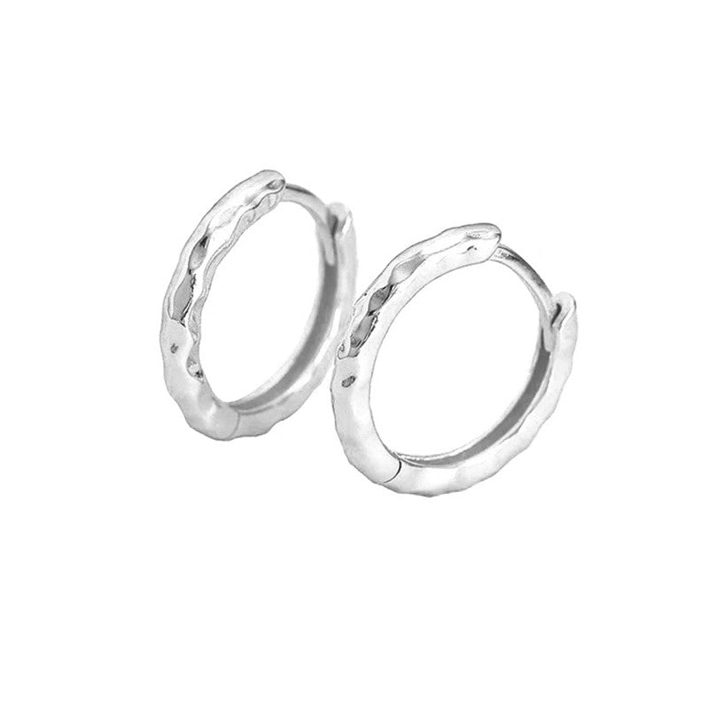 Smilla Large creoler i sterlingsølv med hamret overflade og 16 mm diameter fra MerlePerle.